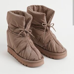 NWT Padded nylon boots for winter.